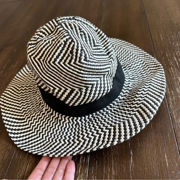 Scoop round hat main image 9